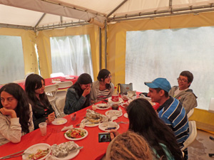 les jeunes convives à table